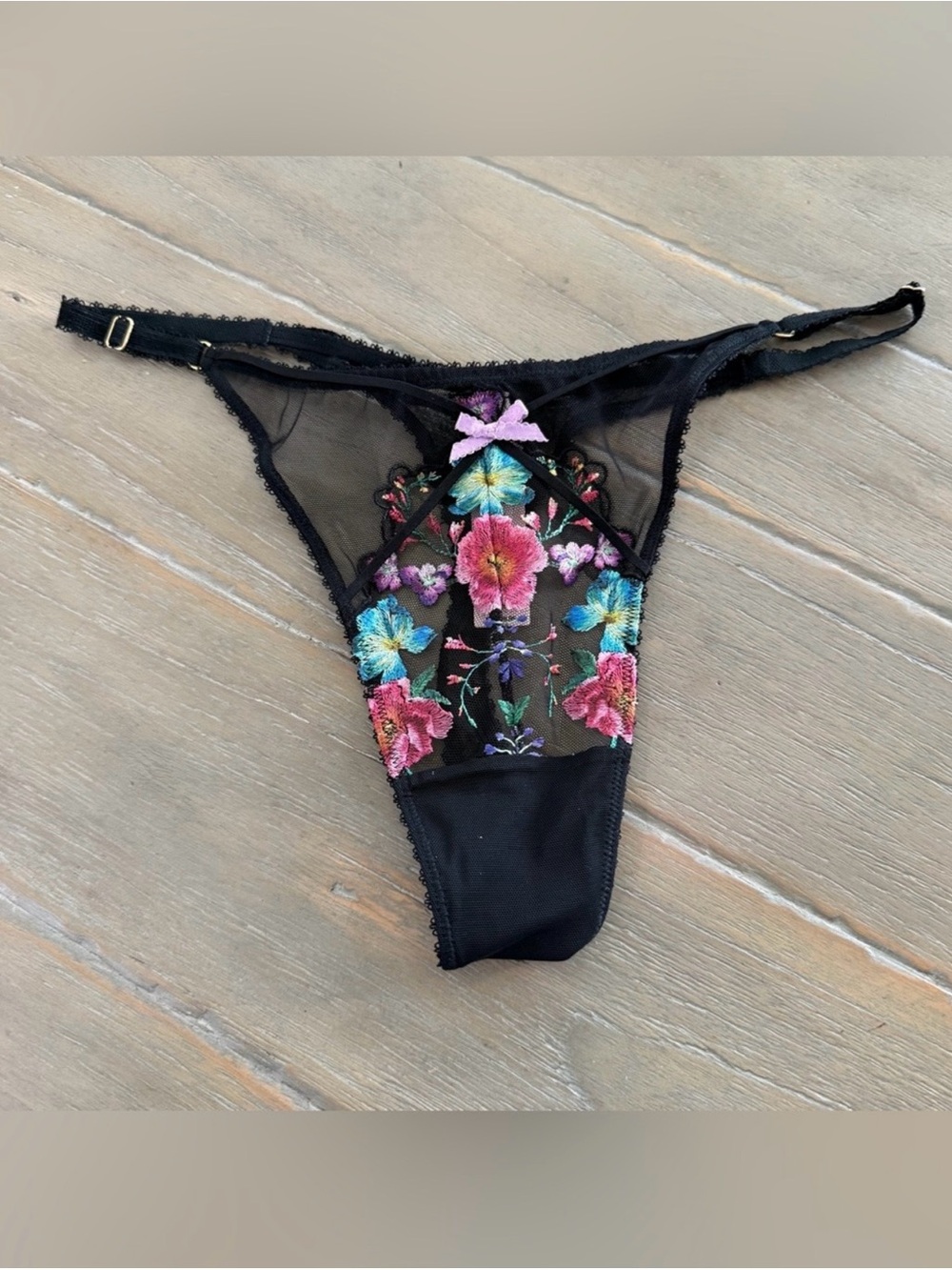 Victoria's Secret VERY SEXY
Embroidery Adjust Dark Blossom
Thong Panty